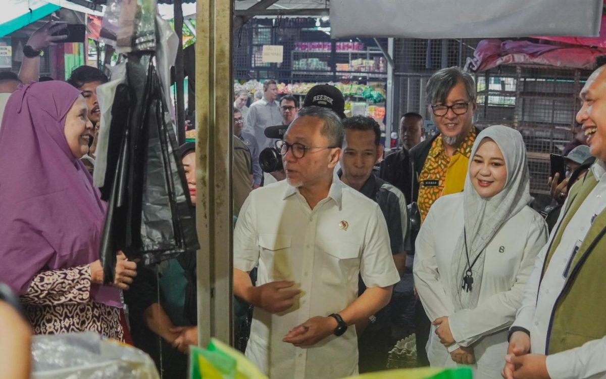 Dirut BULOG Dampingi Menko Pangan Sidak Harga Pangan di Makassar, Pastikan Stok Aman dan Harga Stabil Jelang Ramadan