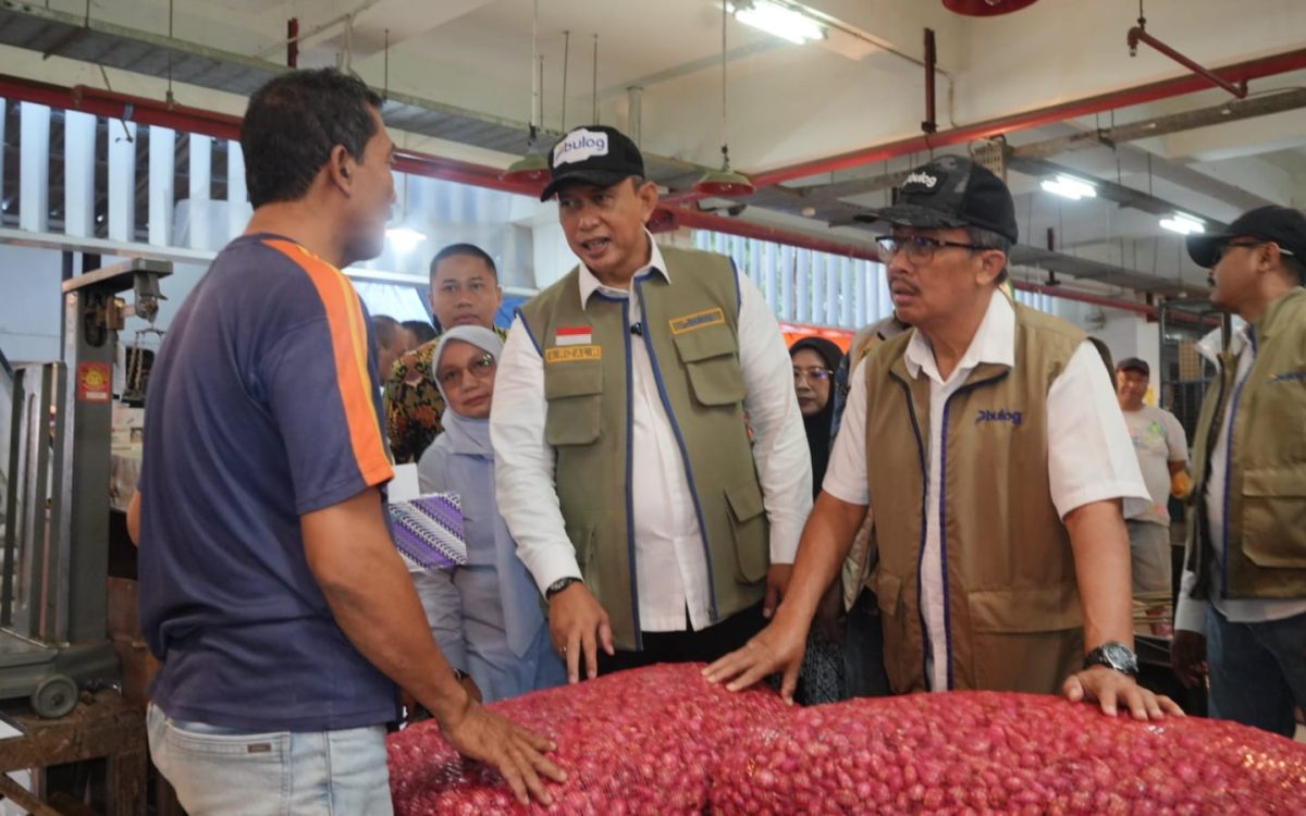 Dirut BULOG Sidak Pasar Johar, Kepanjen, dan Kanjengan Semarang, Pastikan Harga dan Pasokan Pangan Aman