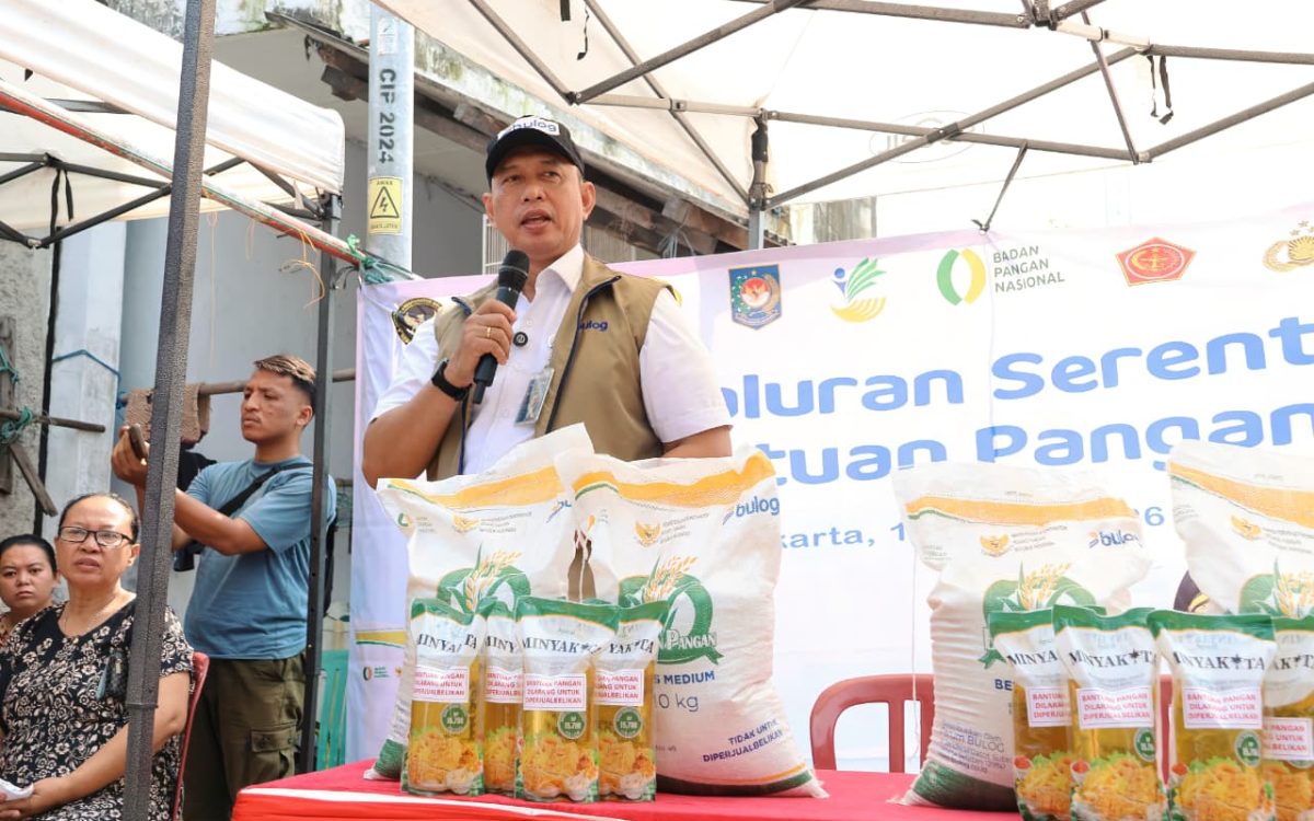 BULOG SALURKAN SERENTAK BANTUAN PANGAN NASIONAL, DIRUT BULOG SERAHKAN SECARA SIMBOLIS DI MARUNDA