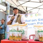BULOG SALURKAN SERENTAK BANTUAN PANGAN NASIONAL, DIRUT BULOG SERAHKAN SECARA SIMBOLIS DI MARUNDA