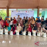 Dirut BULOG Salurkan Langsung Bantuan Pangan di Kepulauan Seribu