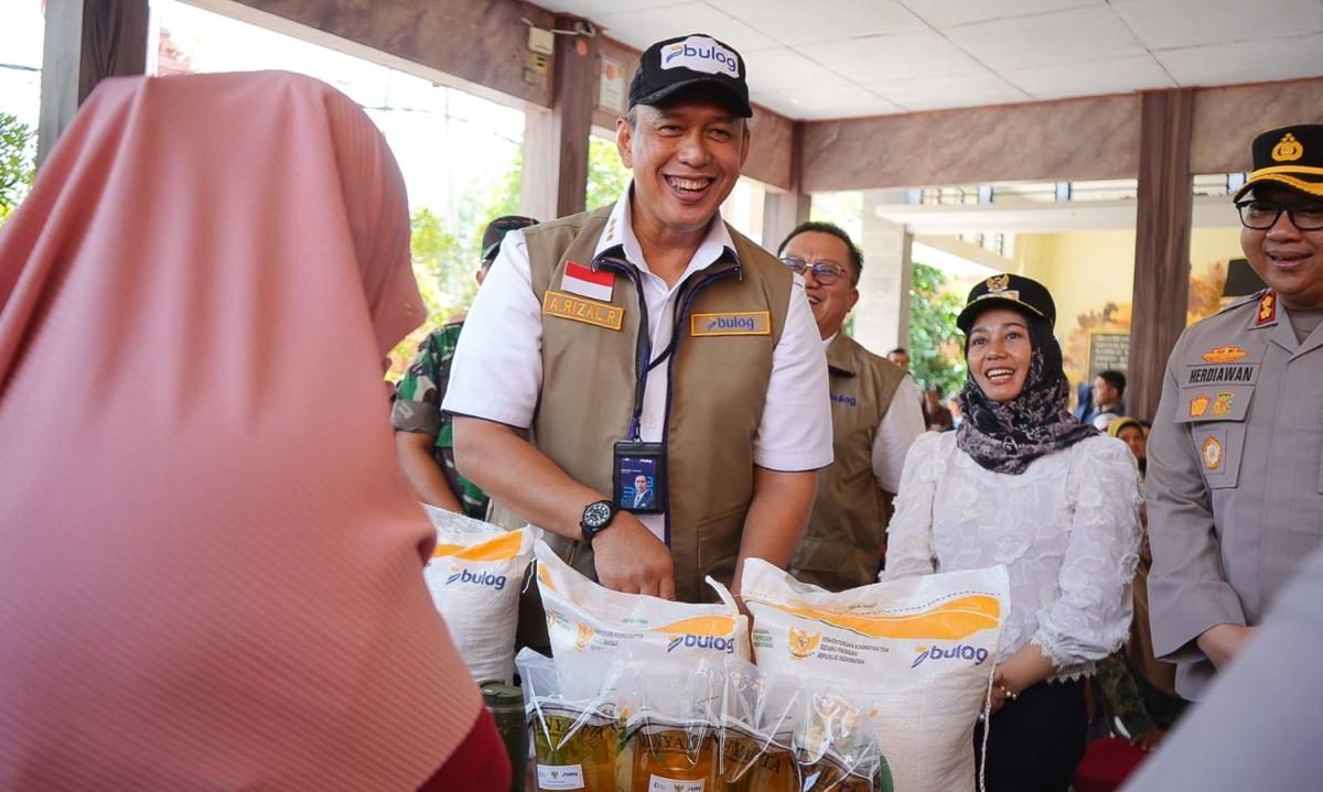 Dirut BULOG Pantau Langsung Penyaluran Bantuan Pangan di Mojokerto