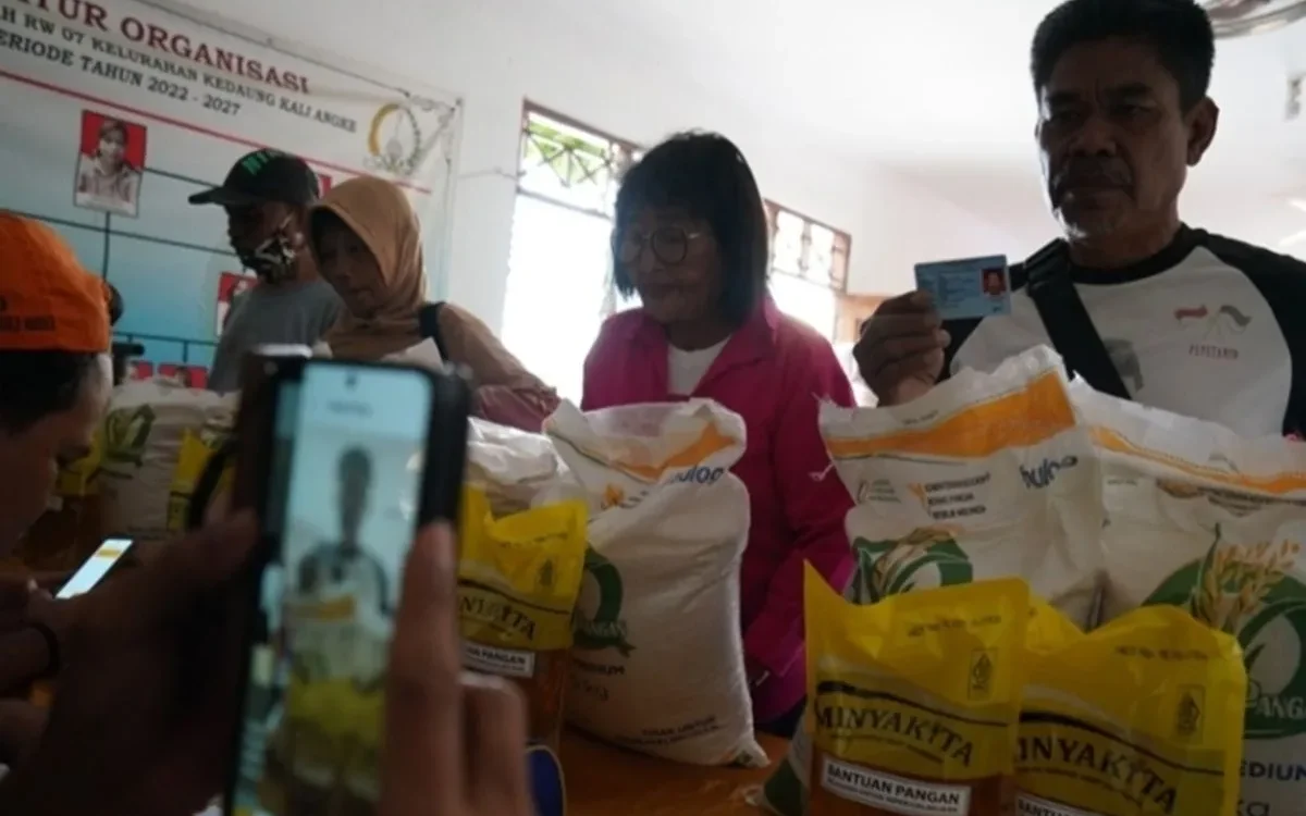 BULOG Distribusikan Bantuan Pangan Kepada 3.827 Penerima di Jakbar