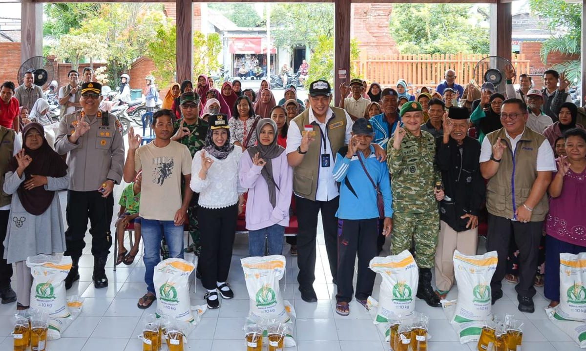 Dirut BULOG Bersama Forkopimda Mojokerto Salurkan Bantuan Pangan, Pastikan Tepat Sasaran