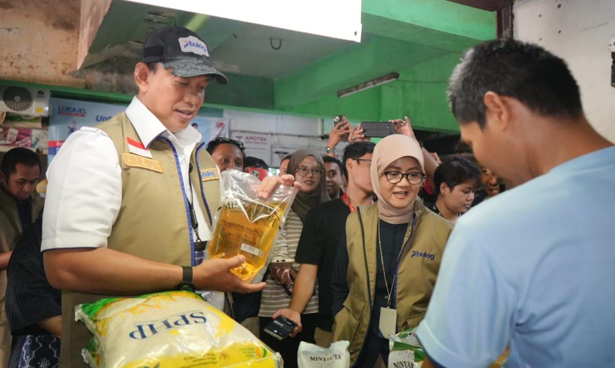 Dirut BULOG Sidak Pasar-pasar Di Jakarta, Pastikan Ketersediaan Minyakita dalam Kondisi Aman
