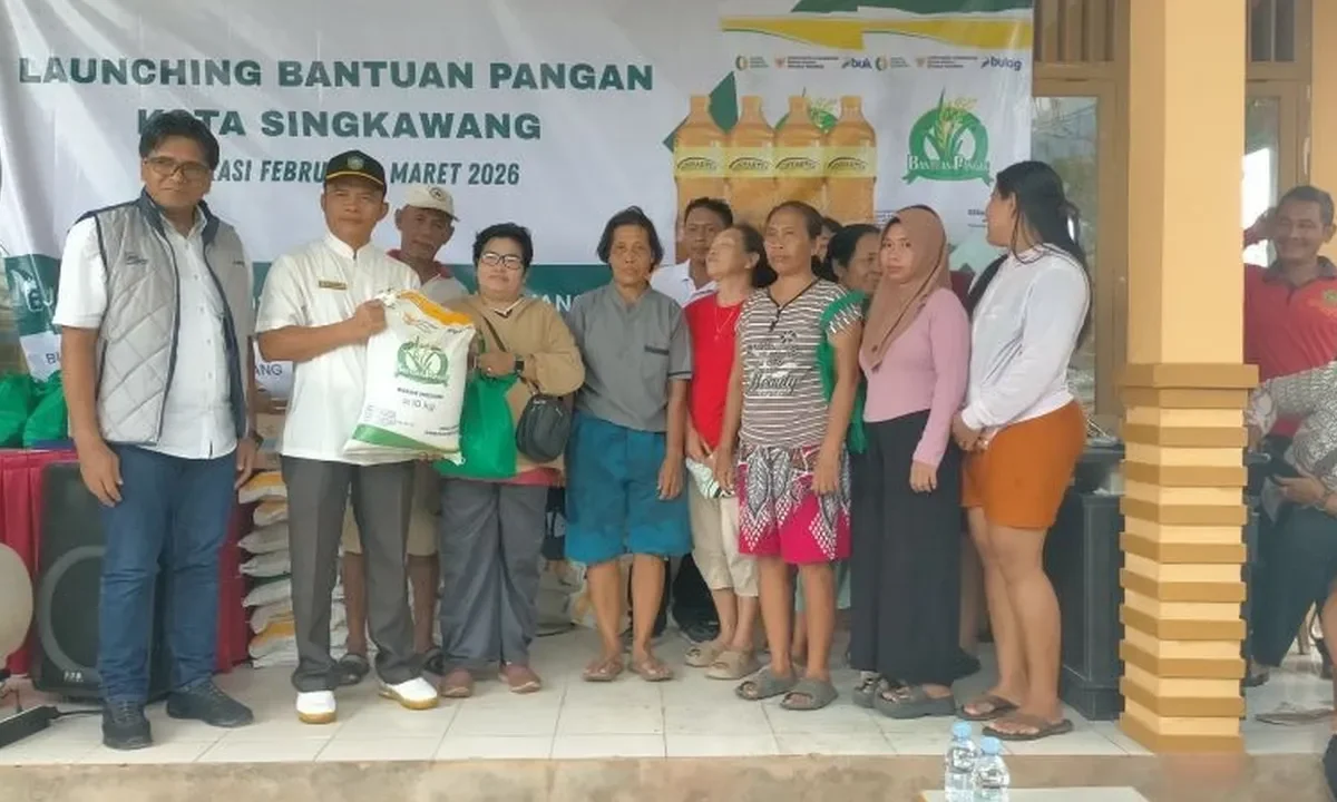 BULOG Salurkan Bantuan Pangan ke 1.015 KPM di Singkawang untuk Jaga Daya Beli
