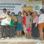 BULOG Salurkan Bantuan Pangan ke 1.015 KPM di Singkawang untuk Jaga Daya Beli