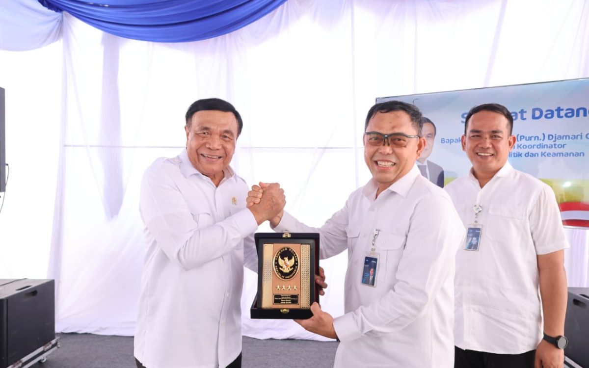 BULOG Perkuat Sinergi Ketahanan Pangan, Menko Polkam Tinjau Cadangan Beras Pemerintah di Sumatera Utara