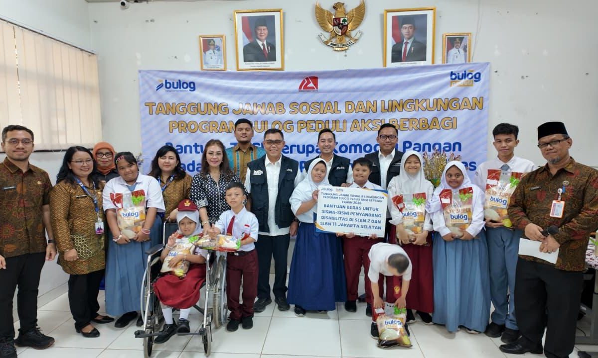 BULOG Peringati Hari Anak Nasional, Salurkan 500 Paket Beras bagi Siswa Penyandang Disabilitas