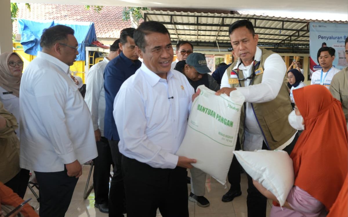 Kepala Bapanas dan Dirut BULOG Serahkan Langsung Bantuan Pangan kepada Warga Surabaya