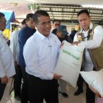 Kepala Bapanas dan Dirut BULOG Serahkan Langsung Bantuan Pangan kepada Warga Surabaya