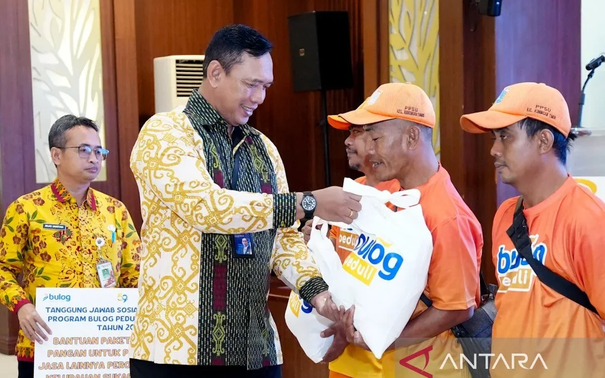 Bulog berbagi 162 paket sembako ke pekerja kebersihan Jakarta