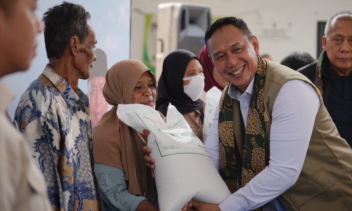 Dirut BULOG Bersama Wakil Ketua DPR RI Tinjau Penyaluran Bantuan Pangan di Karawang, Pastikan Bantuan Diterima Masyarakat