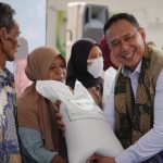 Dirut BULOG Bersama Wakil Ketua DPR RI Tinjau Penyaluran Bantuan Pangan di Karawang, Pastikan Bantuan Diterima Masyarakat