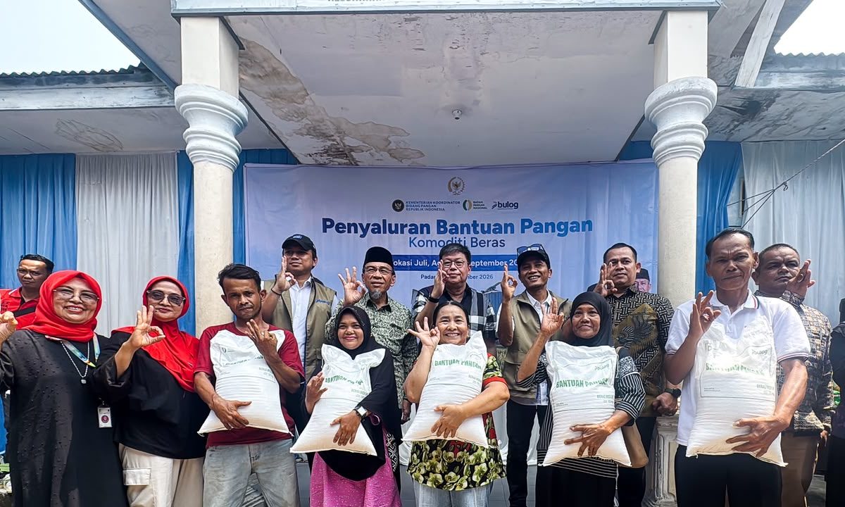 BULOG Bersama Wakil Ketua Komisi IV DPR RI Pastikan Bantuan Pangan Tersalurkan di Kota Padang