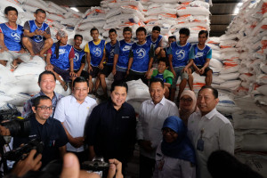 KUNJUNGAN MENTERI BUMN DAN DIRUT KE PASAR CIPINANG